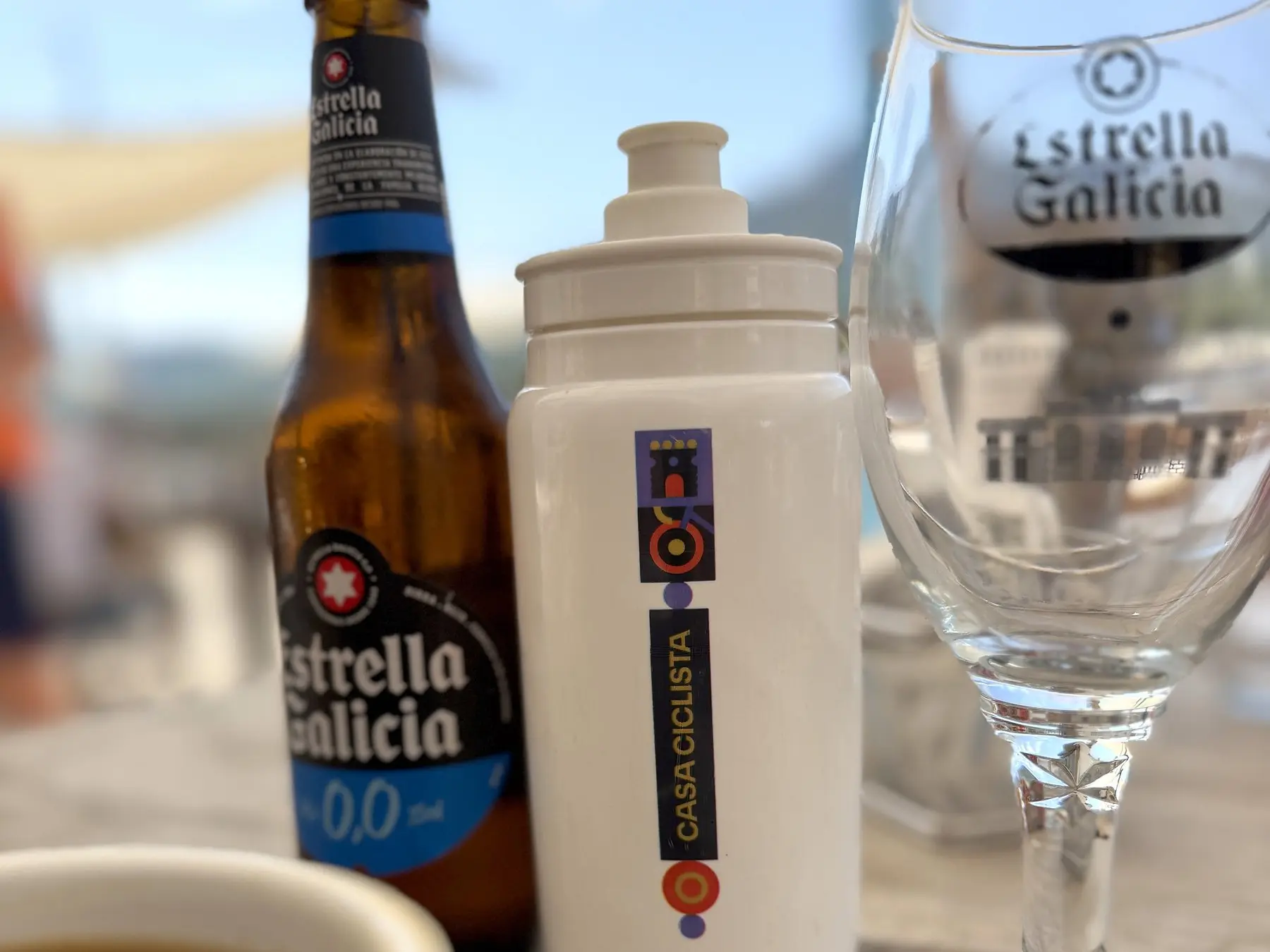 Kawa i bidon CasaCiclista na postoju